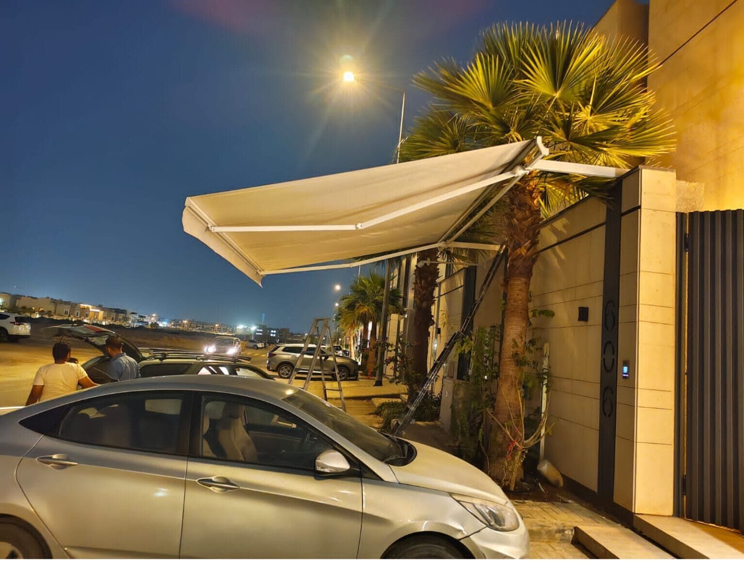 مظلات سيارات كهربائية